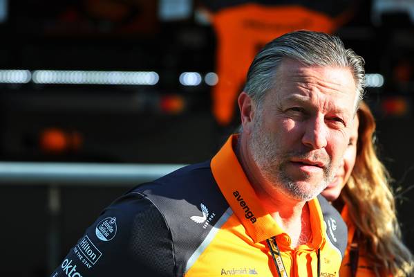 Zak Brown feliz por George Russell e Lewis Hamilton