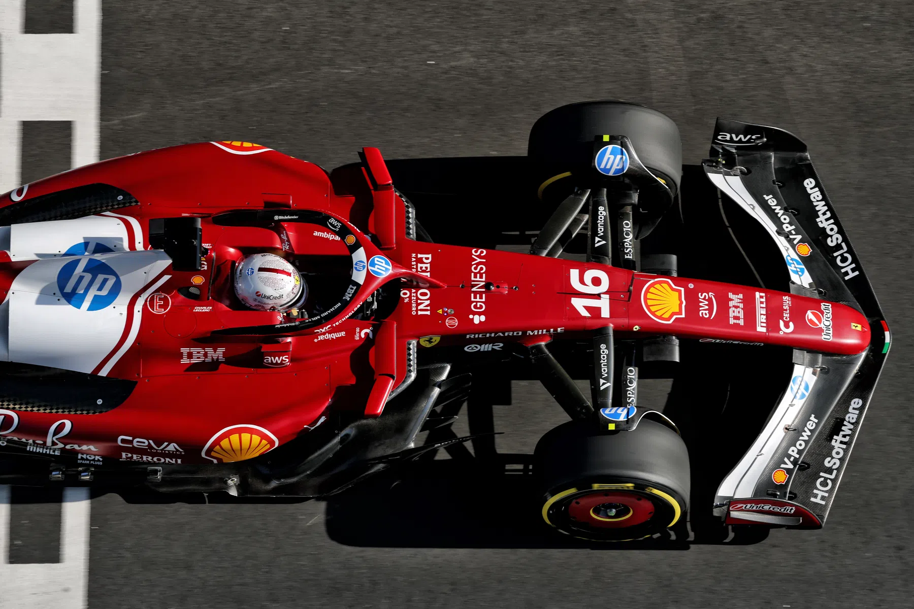 Charles Leclerc reagisce alla gara sprint del Gran Premio di Cina