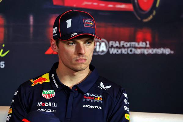 Max Verstappen sobre a possibilidade de vitória na China somente se os carros à frente não tiverem sucesso