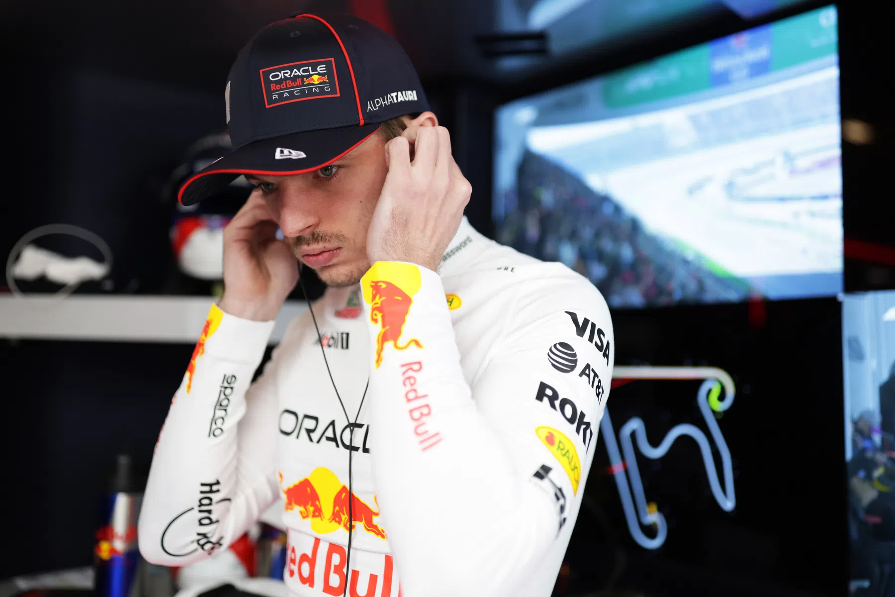 Max Verstappen reacciona de forma típica tras criticar a Lewis Hamilton