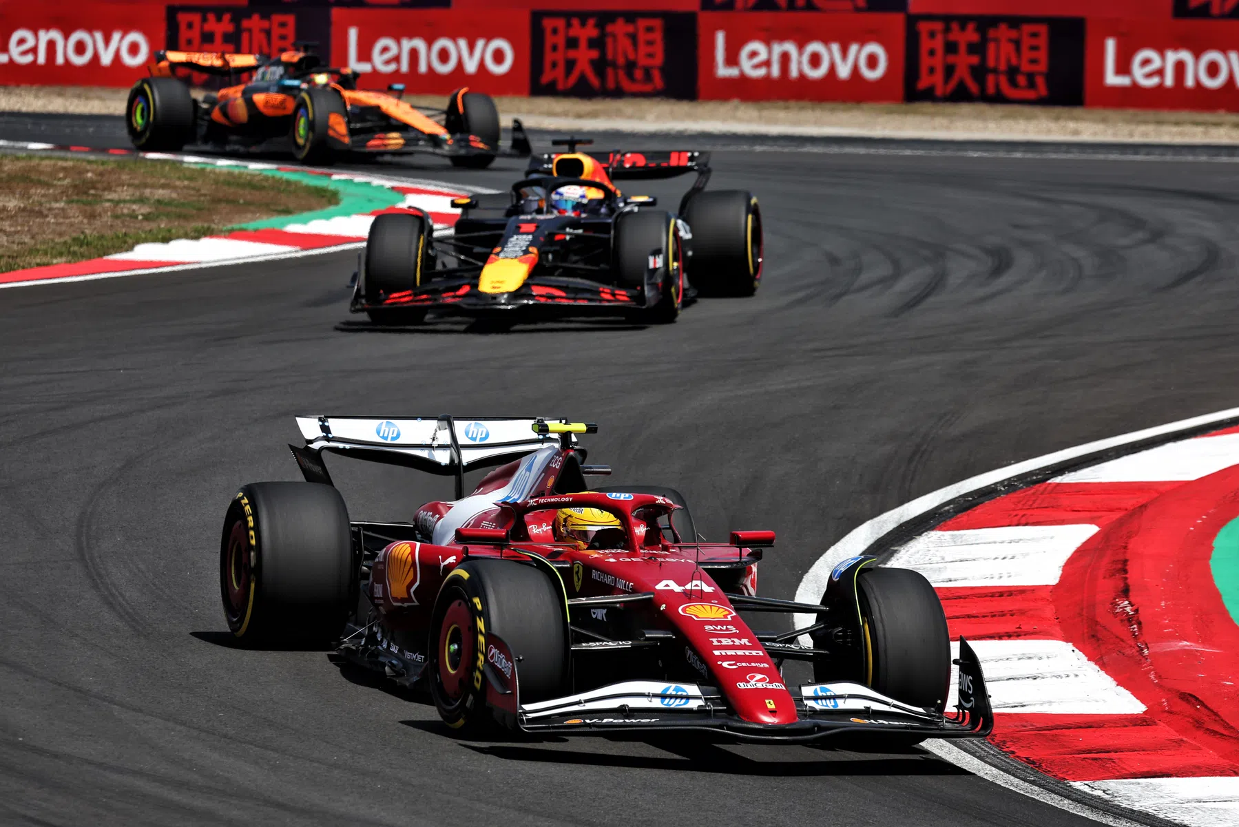 Hamilton gewinnt den Sprint, Piastri P2, Verstappen P3, Norris scheidet aus