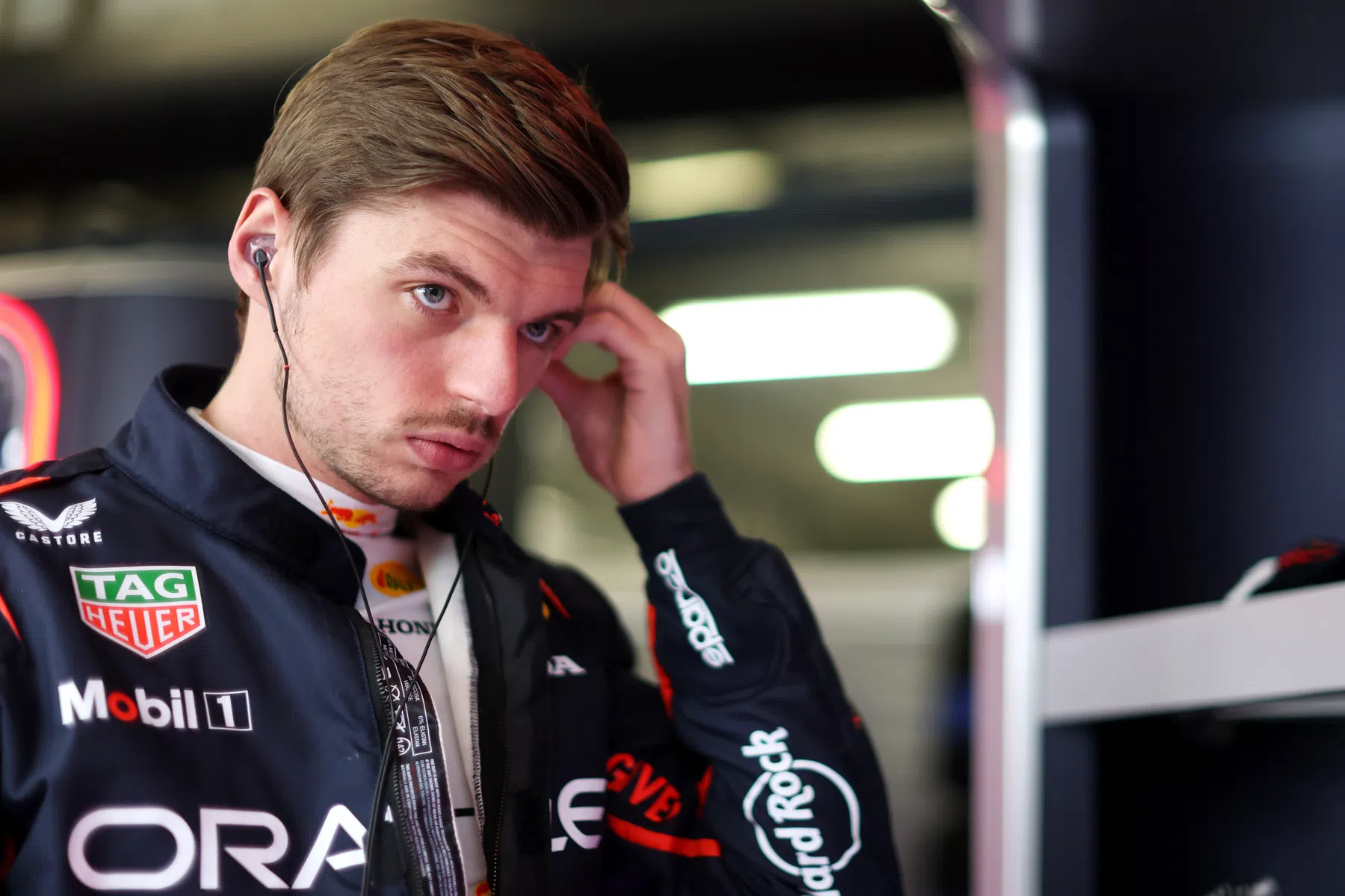 Max Verstappen corrige l'interview après une question sur Lewis Hamilton